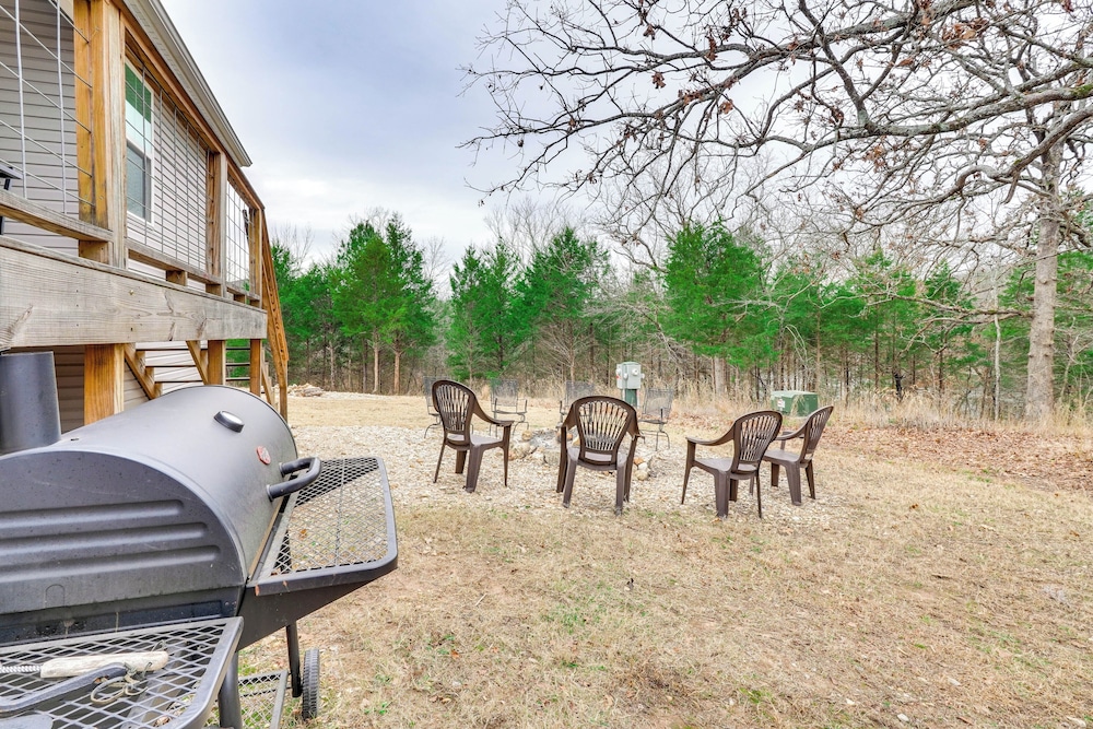 Table Rock Lake Retreat: Walk to Shore!