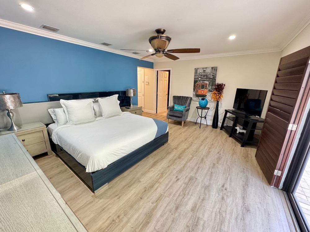 Vidal Manor 4BR Oasis w Pool Cabana- Wilton Dr