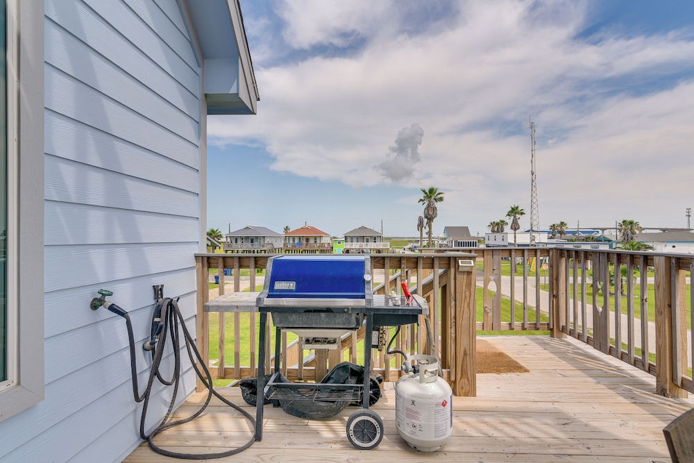Walk to Water: Family-friendly Surfside Beach Home