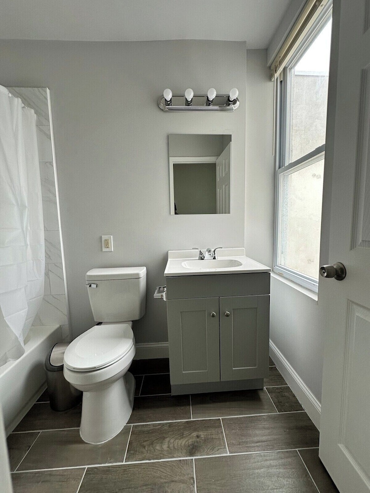 Chic & Cozy Philly Stay in City Center