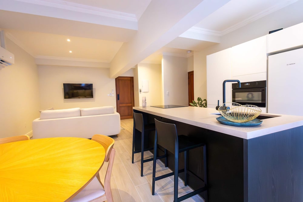 Modern Elegant Broadway Vibes in Willemstad