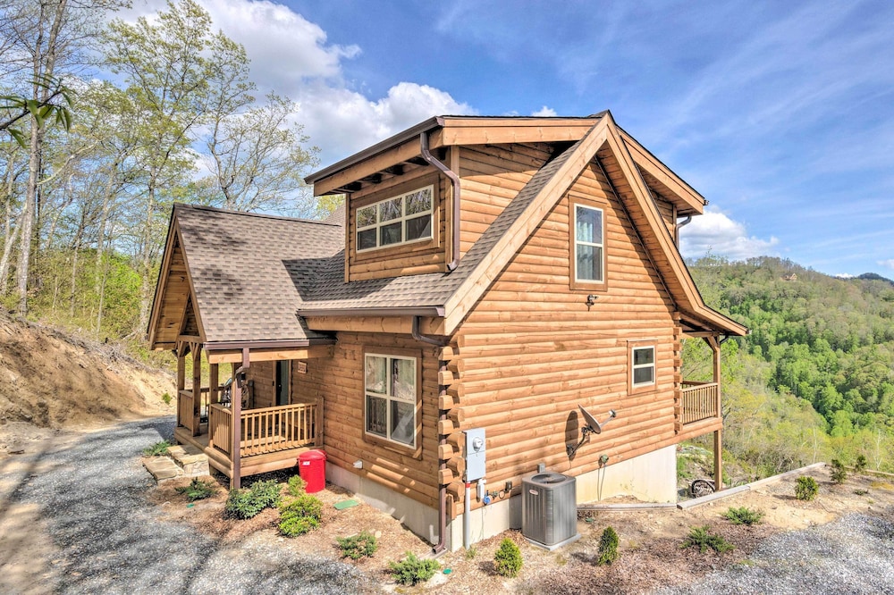 Elevated Cabin Bordering Smoky Mountain Nat'l Park view 2