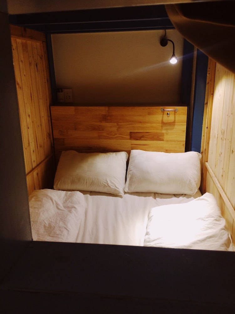KHA Hostel & Cafe