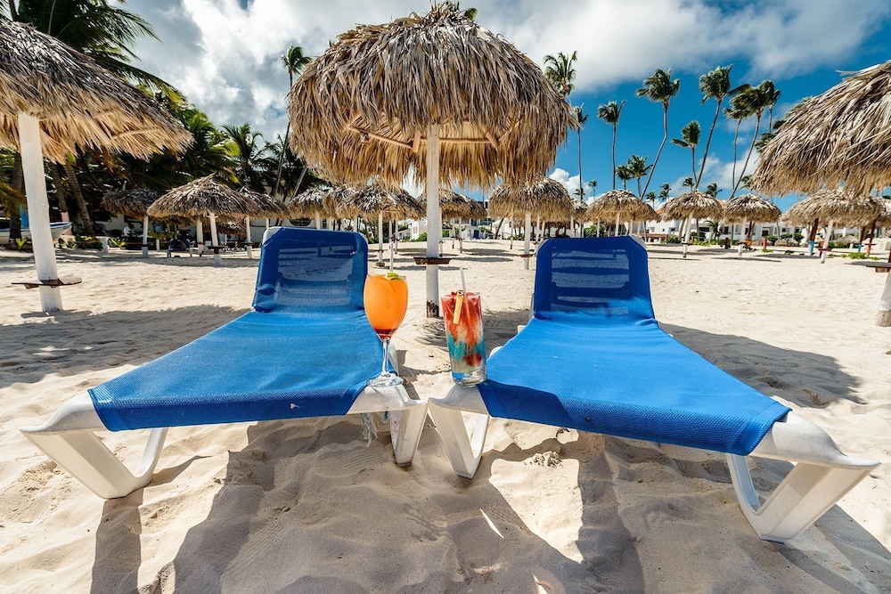 2 Minutes Walk to Beach Huge 3 bdrm Condo with Pool