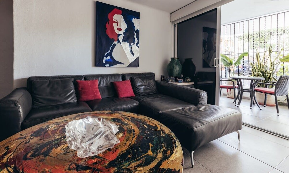 Cozy 2BR King Beds - Rooftop Pool - Fast Wifi