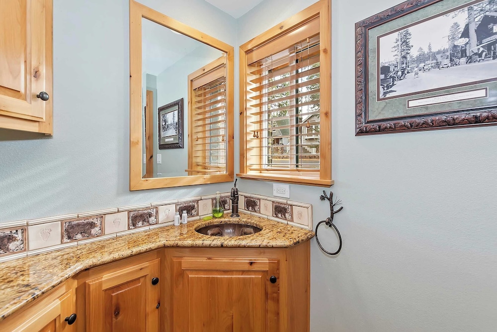 2 Lakefront Homes by Avantstay Sleeps 23, Private Dock+beach, Hot Tub, Fire Pit, Deck Views