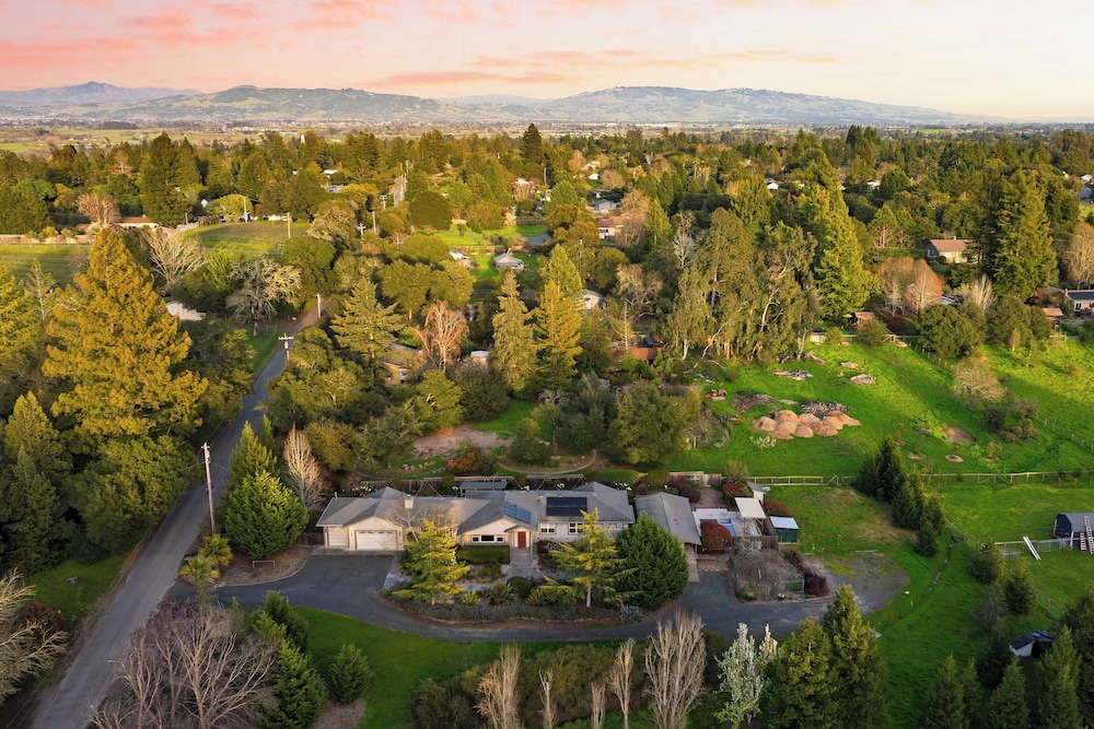 Pool + Hot Tub + Firepit + Game Room Minutes From Sebastopol & Russian River Baker Lane Retreat