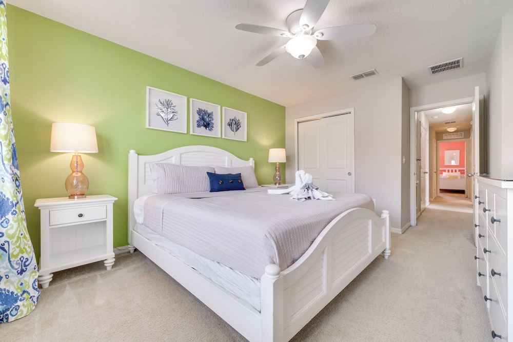 4 Mi to Wdw: Sleek Townhome w/ Community Pool!