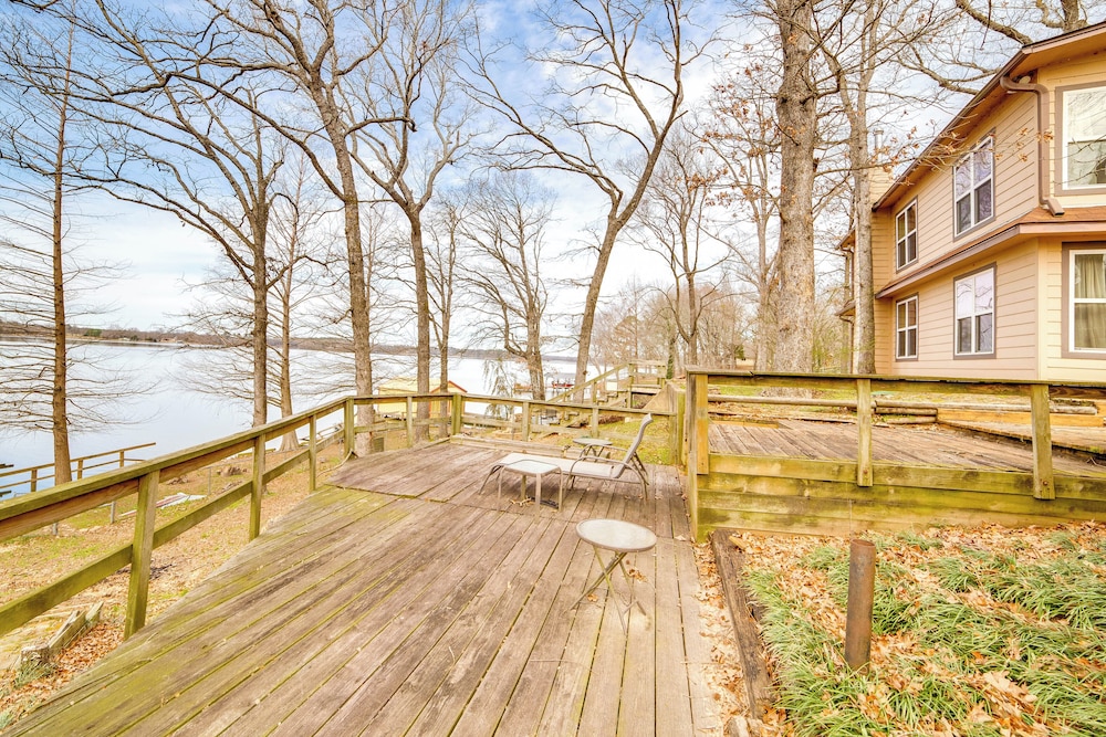 Winnsboro Lake Retreat: On-site Swimming & Fishing