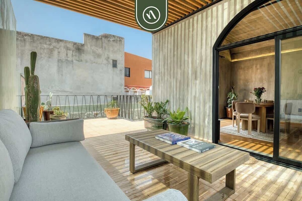 Luxury 3 BR House in Downtown - AC - Peaceful