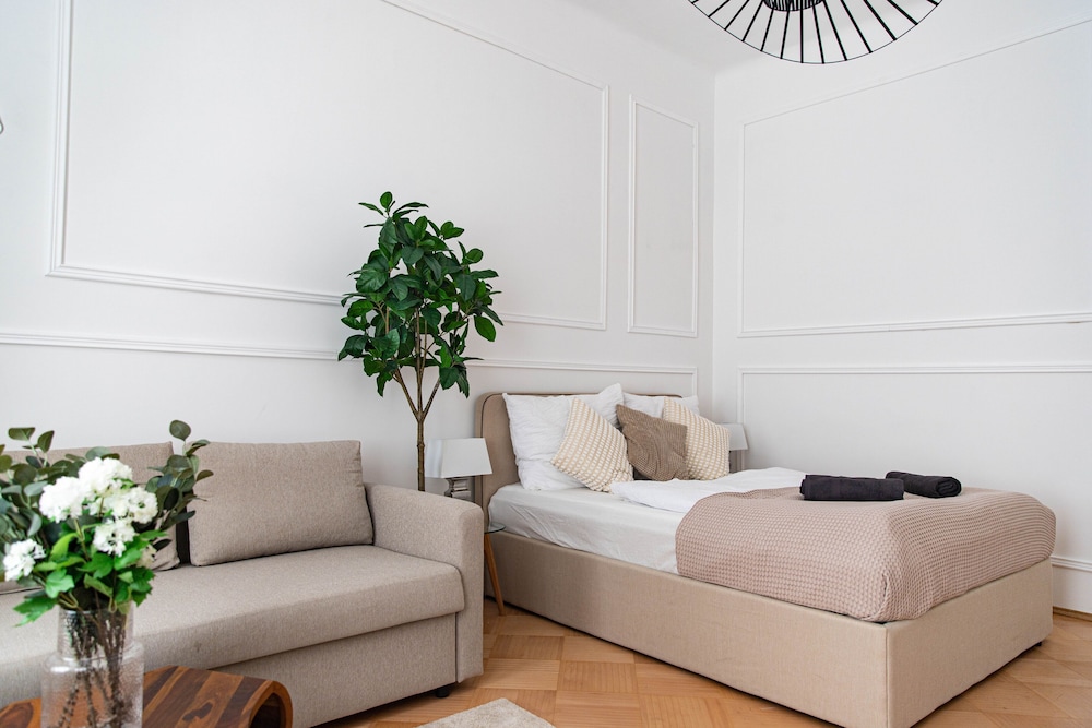 City Apartment - 5 min to Metro