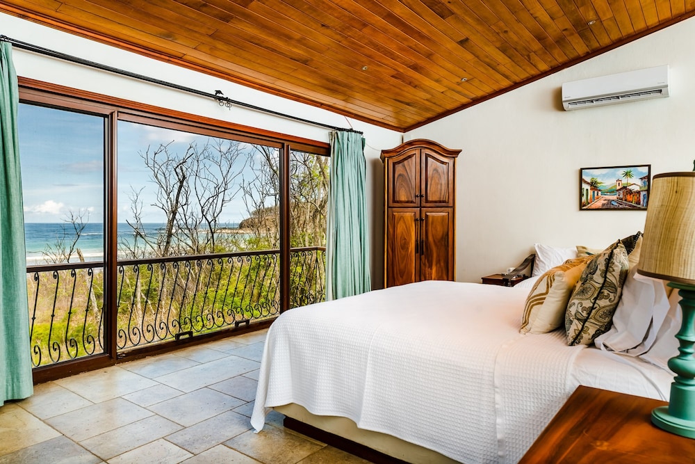 Luxury Beachfront 5 Bedroom Villa on Famous Beach