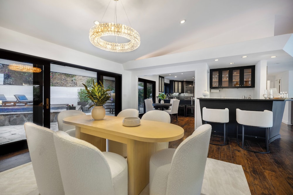 Shirley Lane- Elegant Mid-century Oasis With Pool & Canyon Views