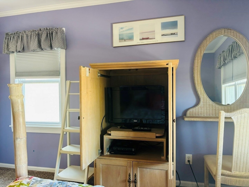 Clamelot 4 Bedroom Home by RedAwning