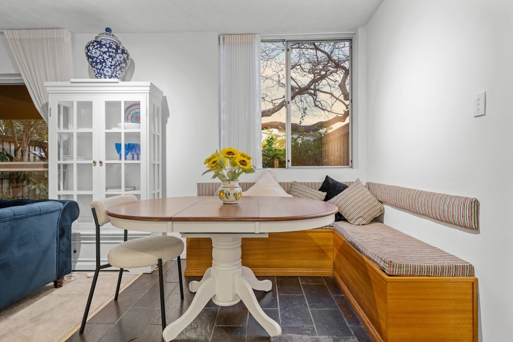 Charming 2-bed Terrace in Prestigious Ascot