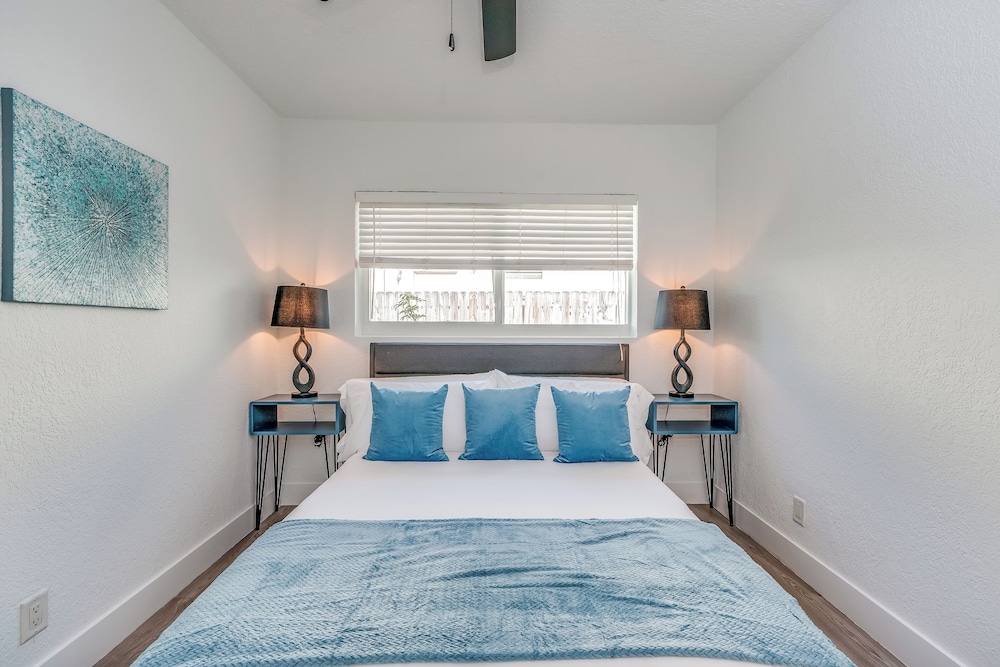 Friendly Fox Luxury Home with Pool & Spa