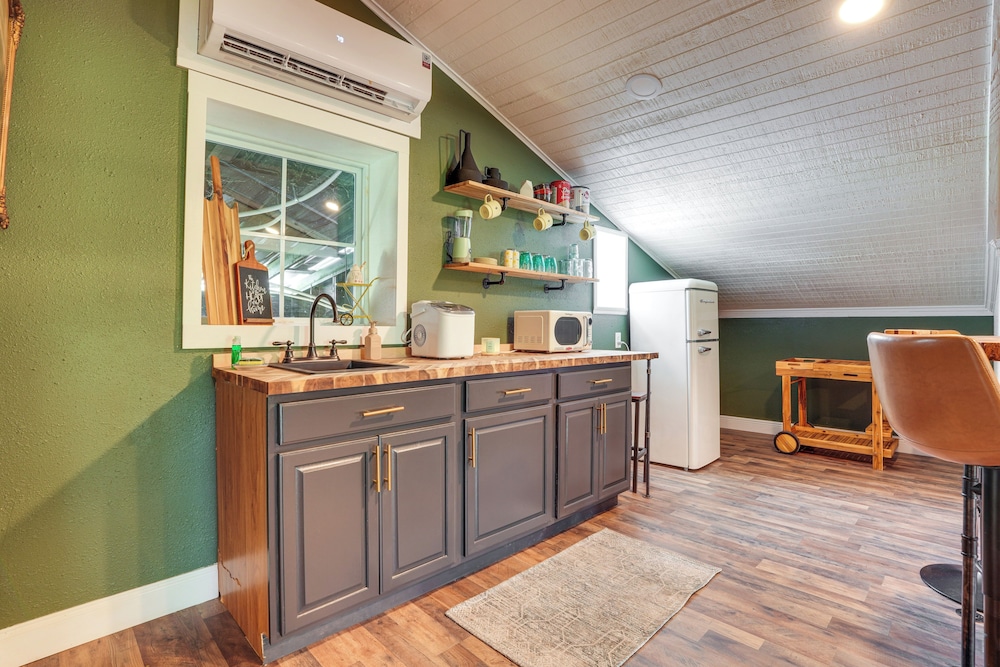 Cozy Altoona Studio w/ Fire Pit: Farm On-site!