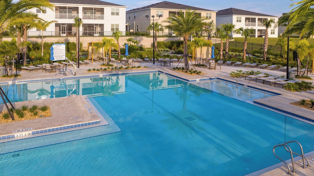 Modern 5BR Retreat Pool Water Park More