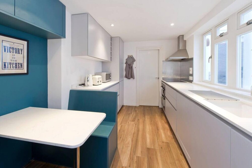 2-bed Apartment Victoria