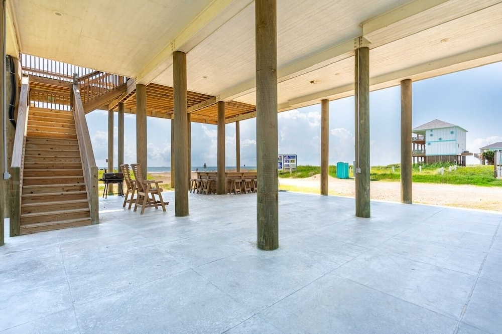 Oceanfront Manor 4 Bedroom Home
