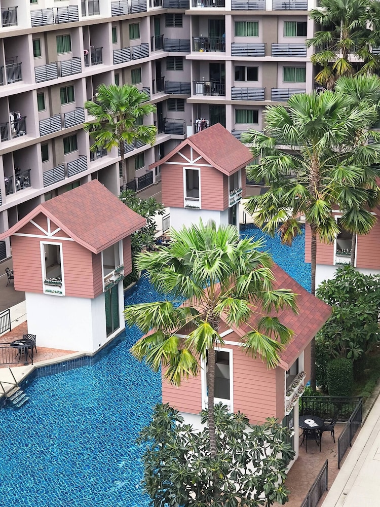 Luxurious Pattaya Apartment With Pool Access