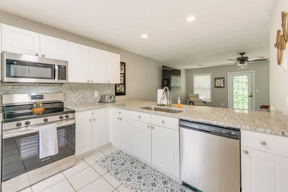 2 Mi to Tiger Territory! Condo w/ Community Pool