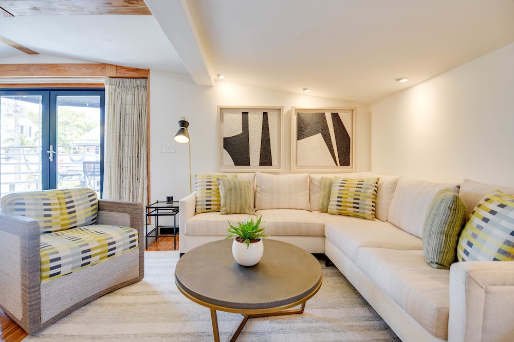 New The Green Pineapple - Balcony on Duval