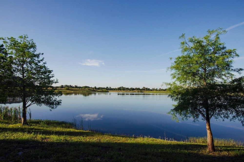 Stylish and Contemporary Vista Cay Hideaway - Lake View 3bd/2ba #3vc4126