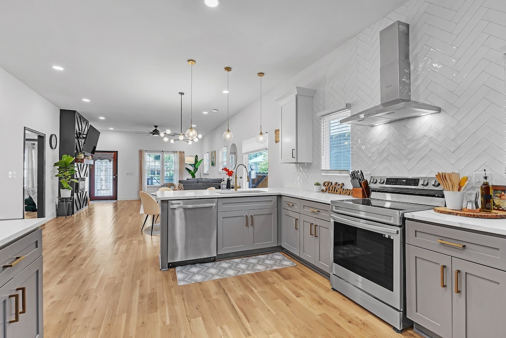 Stylish Bungalow Near Beltline & Breweries 4 Bedroom Bungalow