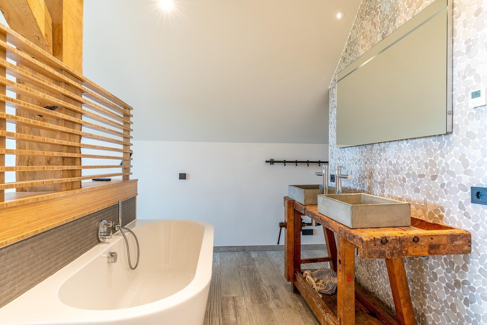 Modern 6-person Villa With Private Hot Tub - Near Beach & Nature