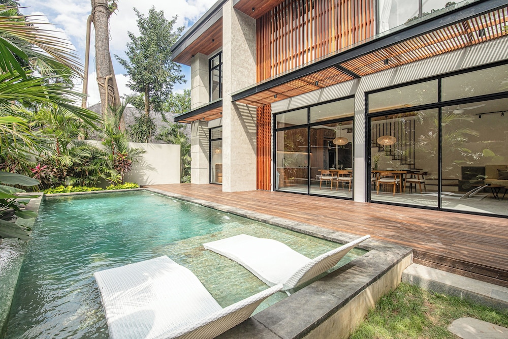 Elegant 5BR Canggu Villa 400m to Pristine Beach