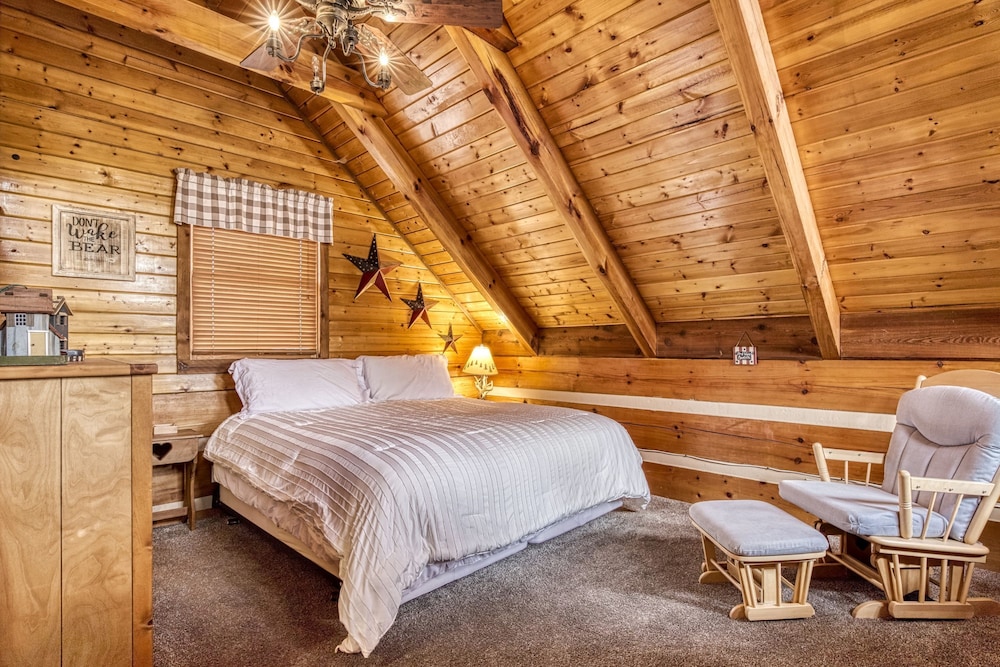 Fantastic Pet Friendly Cabin Hot Tub Fire Pit