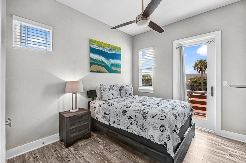 Waterfront Condo With Rooftop + Pool + Boat Slips