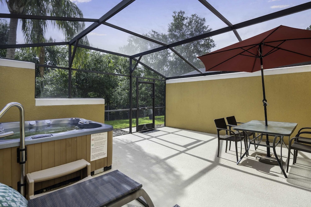 10 Min to Disney Cozy Townhome Jacuzzi