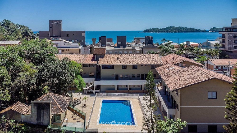 Apt in Condo w/ Pool 140 m From the Beach Rar0213