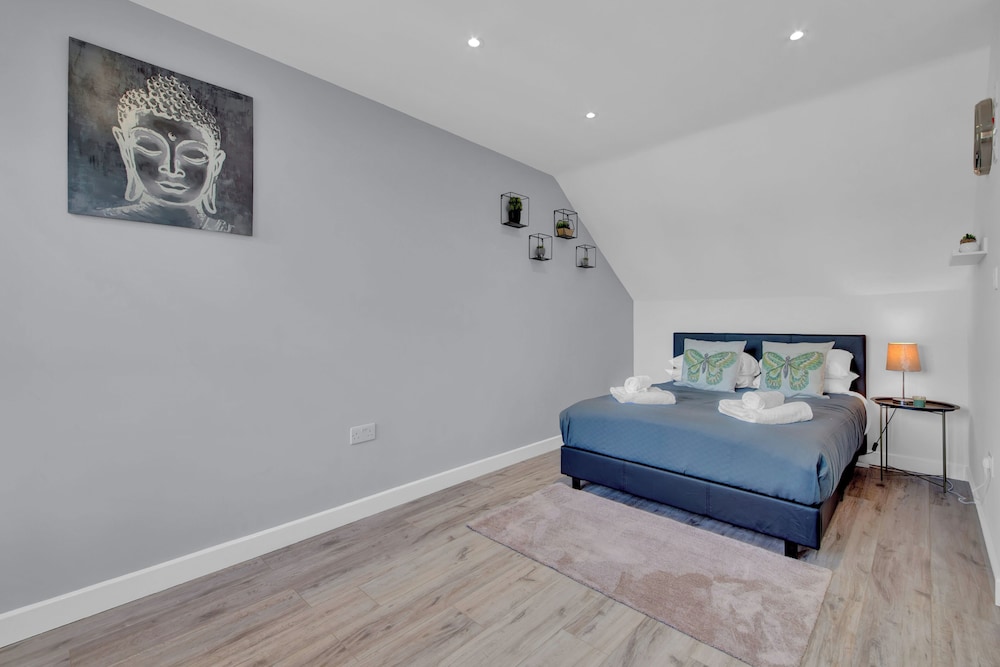 Remarkable Serviced Room West Drayton London UB7 view 4