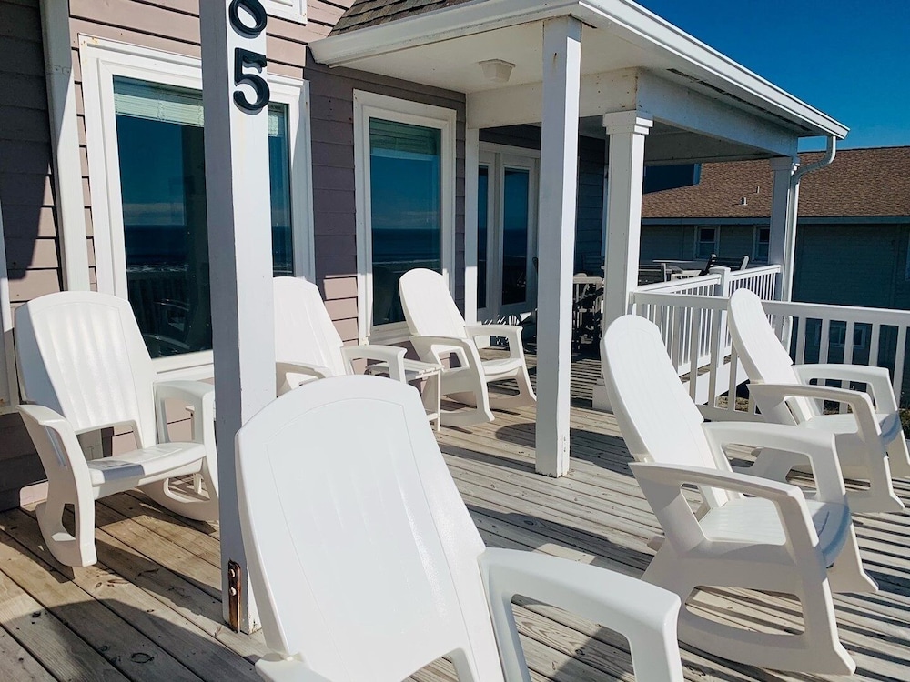 License To Chill 4 Bedroom Home by RedAwning