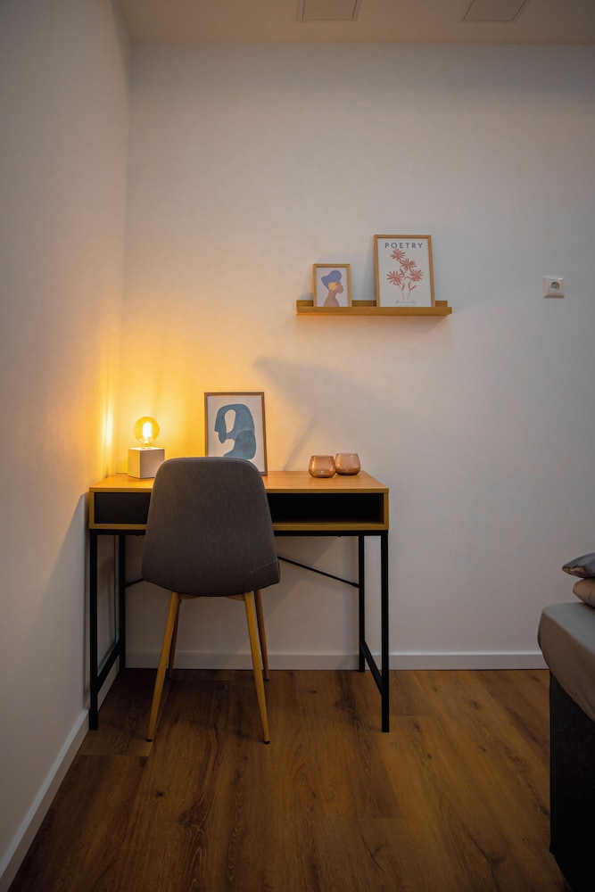 Moderne Stadt Zimmer mit eigenem Bad