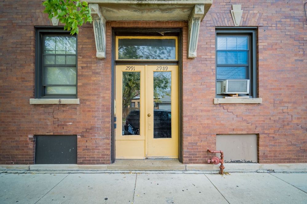 3BR Amazing Apt with Parking in Logan Sq - Image 1