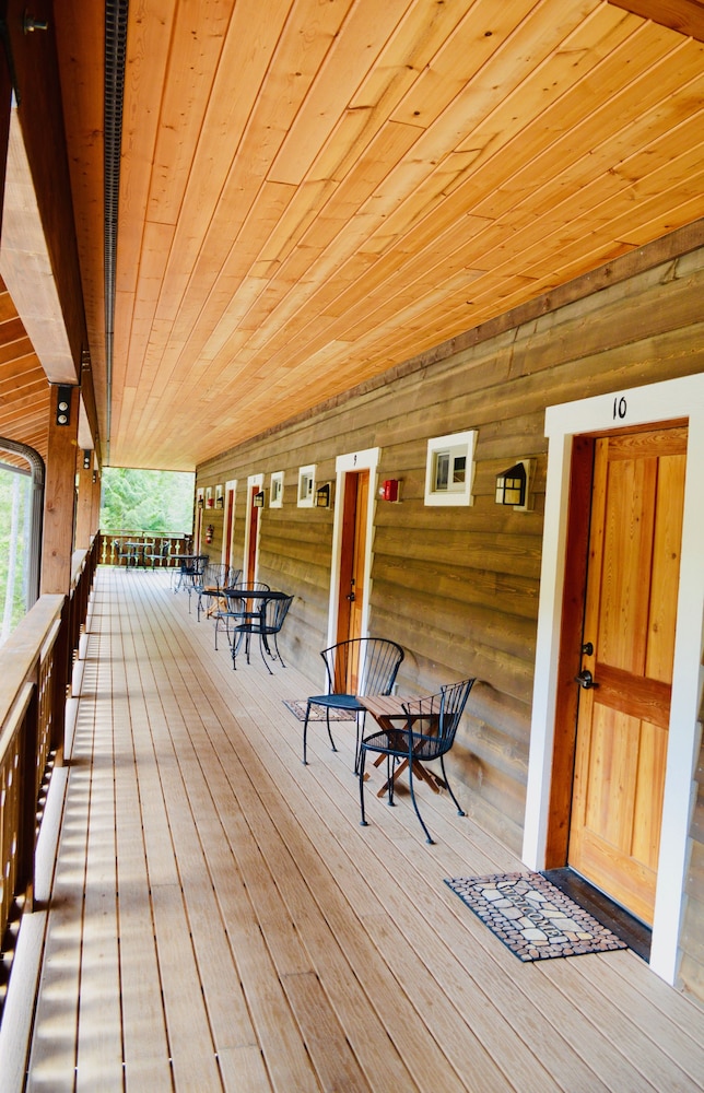 Glacier Guides Lodge