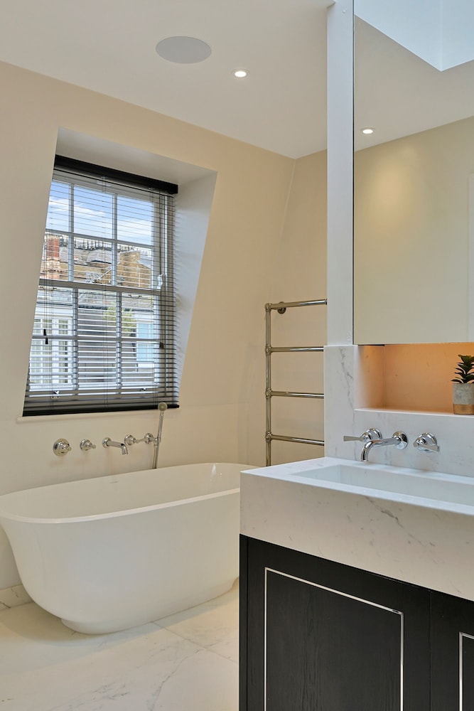 Luxe Home With Cinema Room - South Kensington