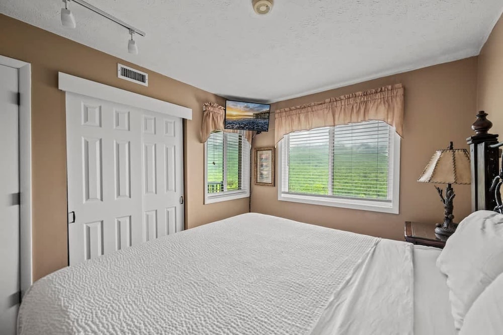 Mountain Views Sleeps 6 Heated Pool Hot Tub
