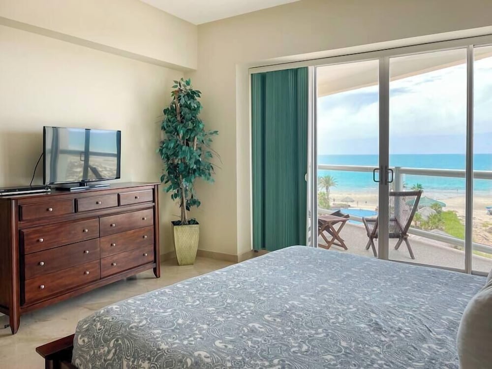 Quiet Beachfront Condo With Pools Private Beach