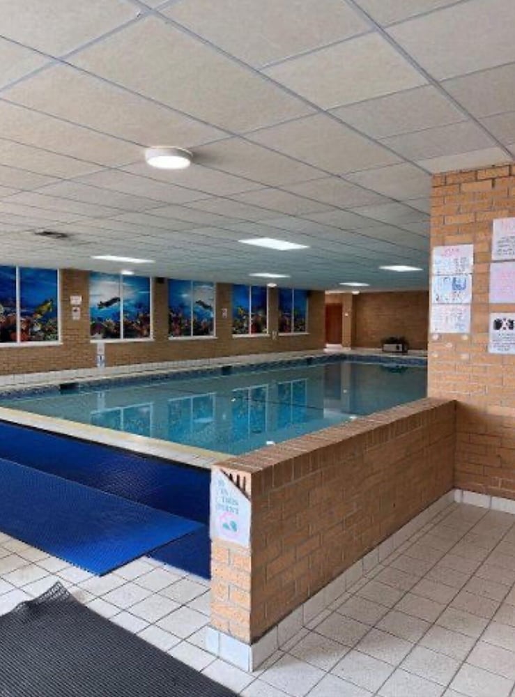 Caravansleeps6-parking-pool-mountain-petsok