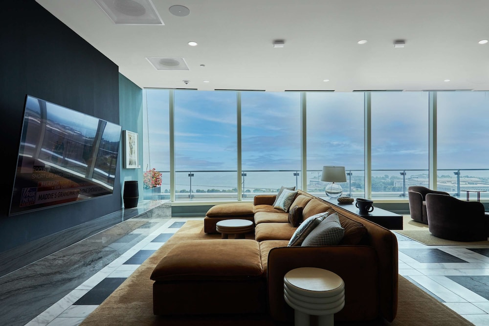 60 Fl Lake View Apt An Urban Oasis in the Sky