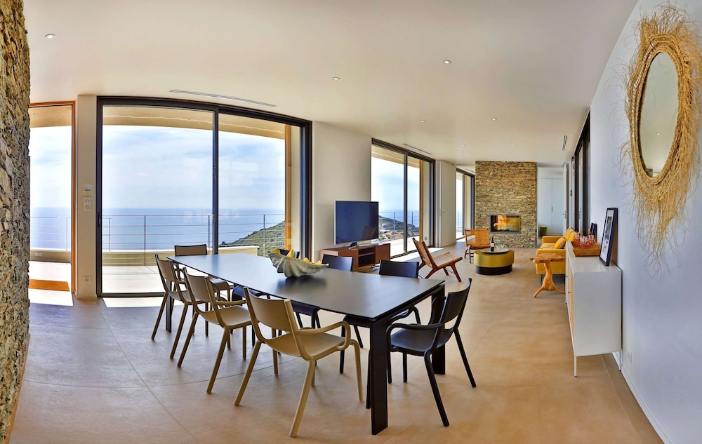 Luxurious Architect-designed Property Pool sea View
