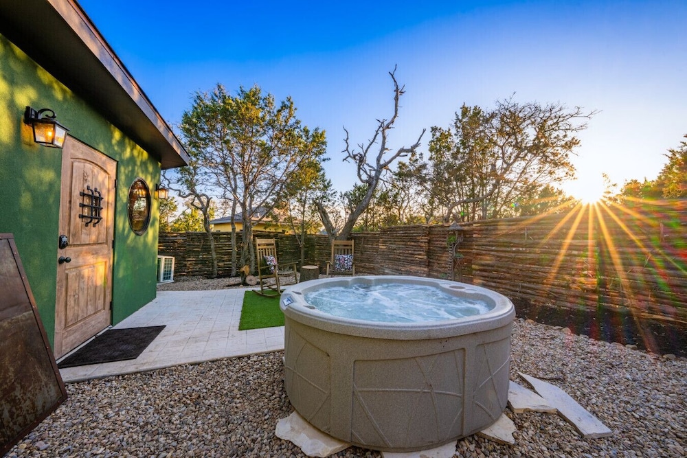 Woodsman Hobbit with Hot Tub & Fireplace