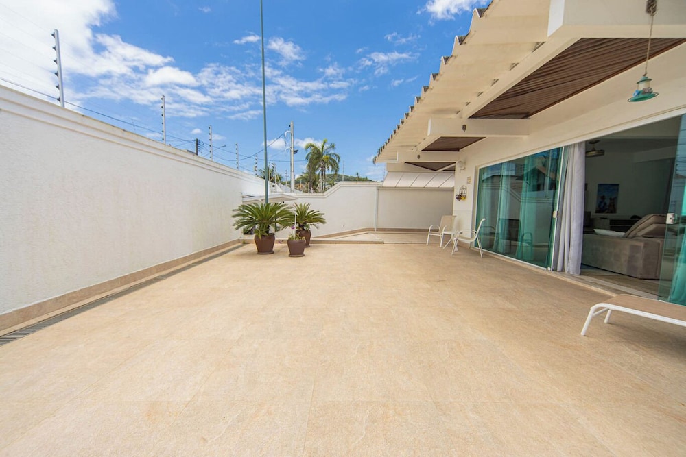 Casa Pet Friendly com 3 su tes a 200m da Praia