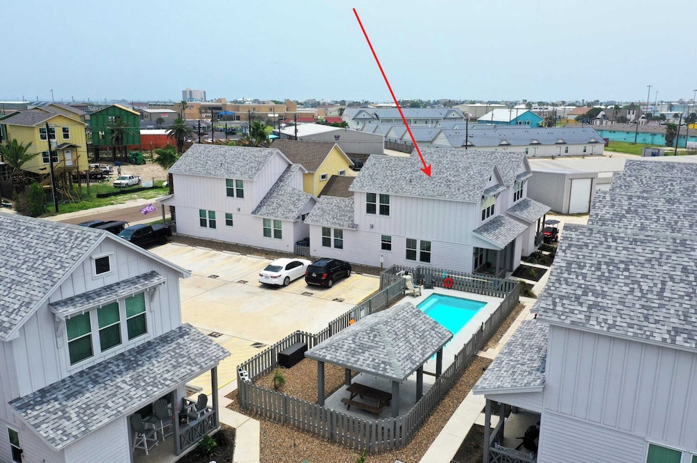 2 Homes in Old Town by Avantstay Sleeps 19, Pool, Newly Built Walk to Eats, Music, & More