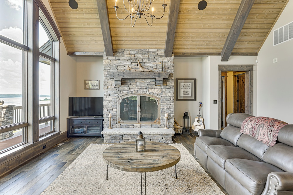River Views + Wraparound Deck: Dubuque Getaway